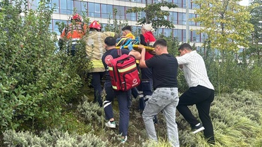 Ataşehir'de TEM bağlantı yolunda motosiklet direğe çarptı, sürücü ağır yaralandı