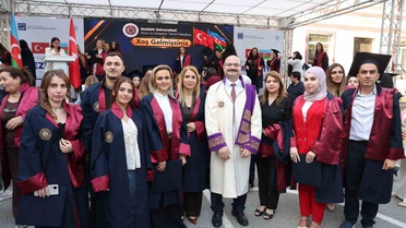 Atatürk Üniversitesi, Bakü'deki törende yaklaşık 200 öğrenciyi mezun etti