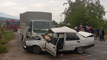 Aydın Bozdoğan'da kamyonetle çarpışan otomobilde 1 kişi öldü, 2 kişi yaralandı
