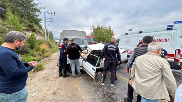 Aydın Bozdoğan'da otomobil ile kamyonet çarpıştı, 1 kişi öldü, 2 kişi yaralandı.