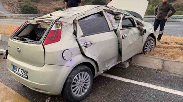 Aydın Çine'de otomobil refüje çarpıp takla attı, 4 kişi yaralandı