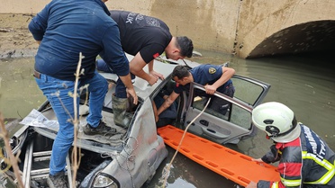 Aydın Karacasu'da baraj tahliye kanalına düşen otomobilde 2 kişi yaralandı