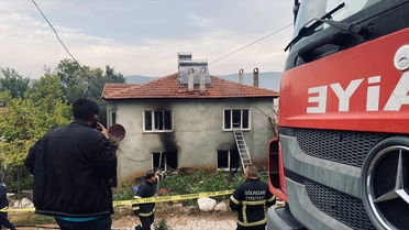 Bilecik Gölpazarı'nda 2 katlı evde çıkan yangında baba ve kızı yaşamını yitirdi