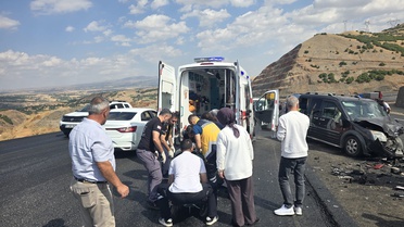 Bingöl-Erzurum kara yolunda iki araç kafa kafaya çarpıştı, 6 kişi yaralandı