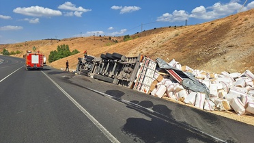 Bingöl Genç'te saman yüklü tır devrildi, çıkan yangını itfaiye söndürdü