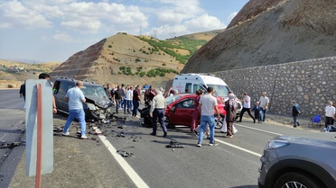 Bingöl Karlıova'da çarpışan iki araçtaki 5 yaralı Bingöl Devlet Hastanesi'ne kaldırıldı