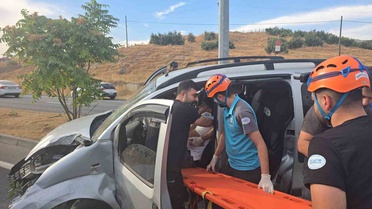 Bingöl-Muş yolunda aydınlatma direğine çarpan hafif ticari araç sürücüsü yaralandı