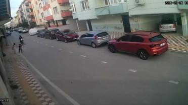 Bursa Karacabey'de yola çıkan çocuğa motosiklet çarptı, çocuk hastaneye kaldırıldı