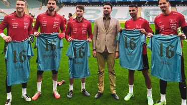 Bursaspor altyapısından yetişen 5 milli, Başkan Çelik'ten Fetih forması aldı