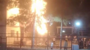 Diyarbakır Kayapınar'da havai fişek ağacı yaktı, yangın evlere sıçramadan söndürüldü