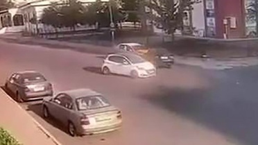 Diyarbakır'da otomobilin park halindeki taksiye çarpması sonucu bir kişi yaralandı