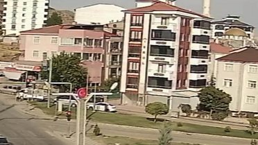 Elazığ'da el freni çekilmeyen otomobil refüje çarpıp tarlaya girdi, o anlar kamerada