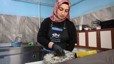Yakınlarına rağmen Sena Tunç, Elazığ'da sadece kadın çalıştıran balık dükkanı açtı