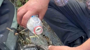 Elazığ Palu'da kayalıklara saklanan kaplumbağa, vatandaşların suyuyla kendine geldi