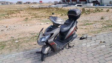 Elektrikli bisiklet park halindeki otomobile çarptı: 1 yaralı