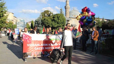 Erzurum'da sağlıkçılar 150. haftada Gazze için Yakutiye Medresesi'ne yürüdü