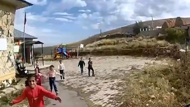 Erzurum Palandöken'de jandarma devriyesine koşan çocukların görüntüleri paylaşıldı