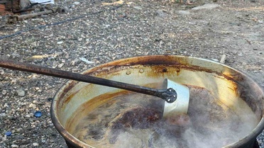 Eskişehir'in Mihalıççık ilçesinde üzümler odun ateşinde kaynatılıp pekmez oldu