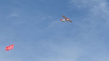 Eskişehir İnönü'de 110 cc motorlu Cessna 182, Türk bayrağını dalgalandırdı