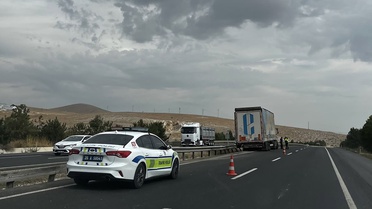 Eskişehir Sivrihisar'da tır bariyerlere çarptı; şans eseri yaralanan olmadı