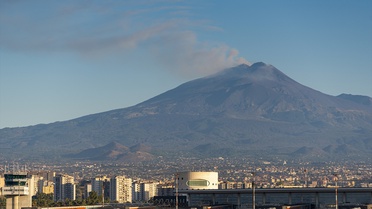 Etna'dan yükselen kül, Katanya Havalimanı'nda uçuşları gece yarısına kadar durdurdu