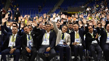 Fenerbahçe'de Aziz Yıldırım'ın çağrısıyla yönetim ve denetim kurulu ibra edildi