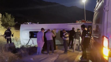 Gaziantep’in Nurdağı ilçesinde servis midibüsü ile otomobilin çarpıştığı kazada ilk belirlemelere göre 5 kişi hayatını kaybederken, çok sayıda kişi de yaralandı.