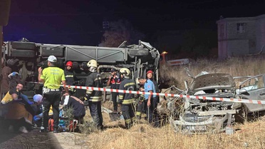 Gaziantep Nurdağı'nda yolcu minibüsü otomobille çarpıştı, 5 ölü, 13 kişi yaralandı