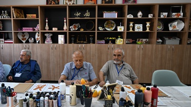 Emekli ressam Muzaffer Güner, 82 yaşında portakal kabuklarından kuş ve çiçek figürleri yapıyor