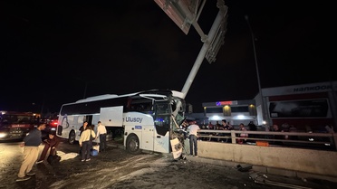 Adana Seyhan'da yolcu otobüsü tabela direğine çarptı, 11 kişi yaralandı