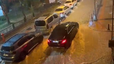 Sağanak İstanbul'da etkili oldu, Bayrampaşa ve Eyüpsultan'da yollar göle döndü