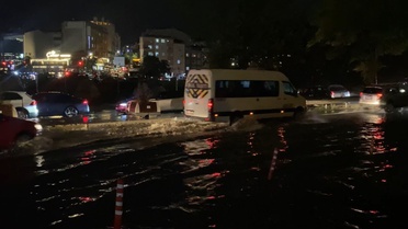 İstanbul'da etkili sağanak, Sultangazi'de Lütfi Aykaç Bulvarı'nı göle çevirdi