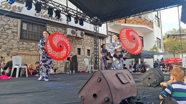 Japonya'dan gelen halk dansçıları Beypazarı Festivali'nde 'Erik dalı' ile renk kattı