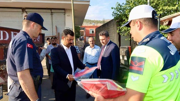 Adıyaman Kahta'da çiftçilere 800 traktör reflektörü dağıtıldı