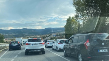 Karabük Eskipazar'da D-100'de tek şeritli ulaşım İstanbul yönünde kuyruk oluşturdu