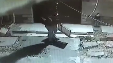 Karabük'te kasklı şüpheli demir mazgalı söküp çaldı, o anlar kameraya yansıdı