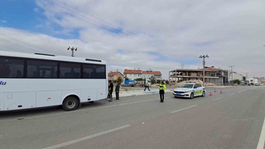 Karaman'da otomobilin çarptığı e-bisiklet sürücüsü işçi servisinin altına düştü