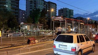 Kontrolden çıkan otomobil Kayseri Kocasinan'da tramvay durağına çarptı, sürücü yaralandı