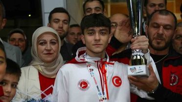 İsrailli rakibini 3-0 yenen şampiyon Yiğit Şişman Kastamonu'da omuzlarda taşındı