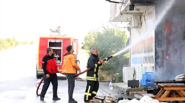 Kırklareli'nde 3 katlı binadaki yangın itfaiyenin 3 saatlik müdahalesiyle söndürüldü