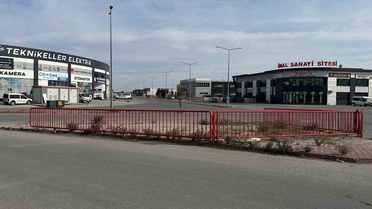 Konya Karatay'da iki otomobil çarpıştı, kaza anı kameraya yansıdı; 1 kişi yaralandı.