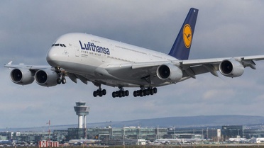 Koku nedeniyle Manchester'a acil inen Lufthansa uçağından 371 kişi tahliye edildi
