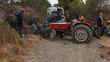 Manisa Demirci'de traktör devrildi, 2 kişi öldü, 3 yaralıdan biri hastanede öldü