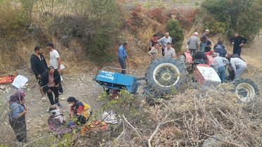 Manisa Demirci'de traktör devrildi, 2 kişi can verdi, biri çocuk 3 kişi yaralandı