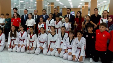 MEB Bakanı Tekin, Bağcılar'daki Göztepe tesisini inceledi ve sporcularla buluştu