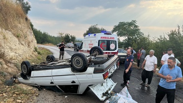 Osmaniye Kadirli Harkaçtığı'nda devrilen otomobildeki 2 yaralı hastaneye kaldırıldı