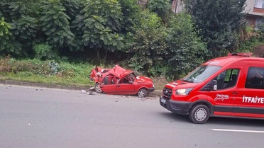 Rize Çayeli'de sağa çekilmek istenen otomobile tır çarptı, 1'i ağır 2 kişi yaralandı