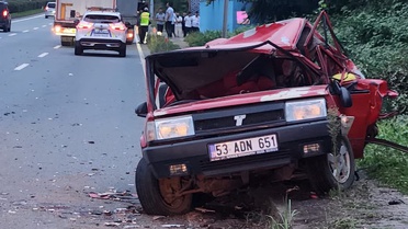 Karadeniz Sahil Yolu'nda duman çıkaran otomobile TIR çarptı, sürücünün durumu ciddi