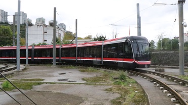 Yerlilik oranı yüzde 74 olan 3'üncü yeni tramvay Samsun'a ulaştı, montaj sürüyor