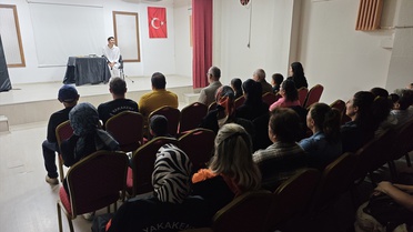 Hakan Akbaş, 3 yıl süren kemoterapide yazdığı oyunu sahneye taşıyor